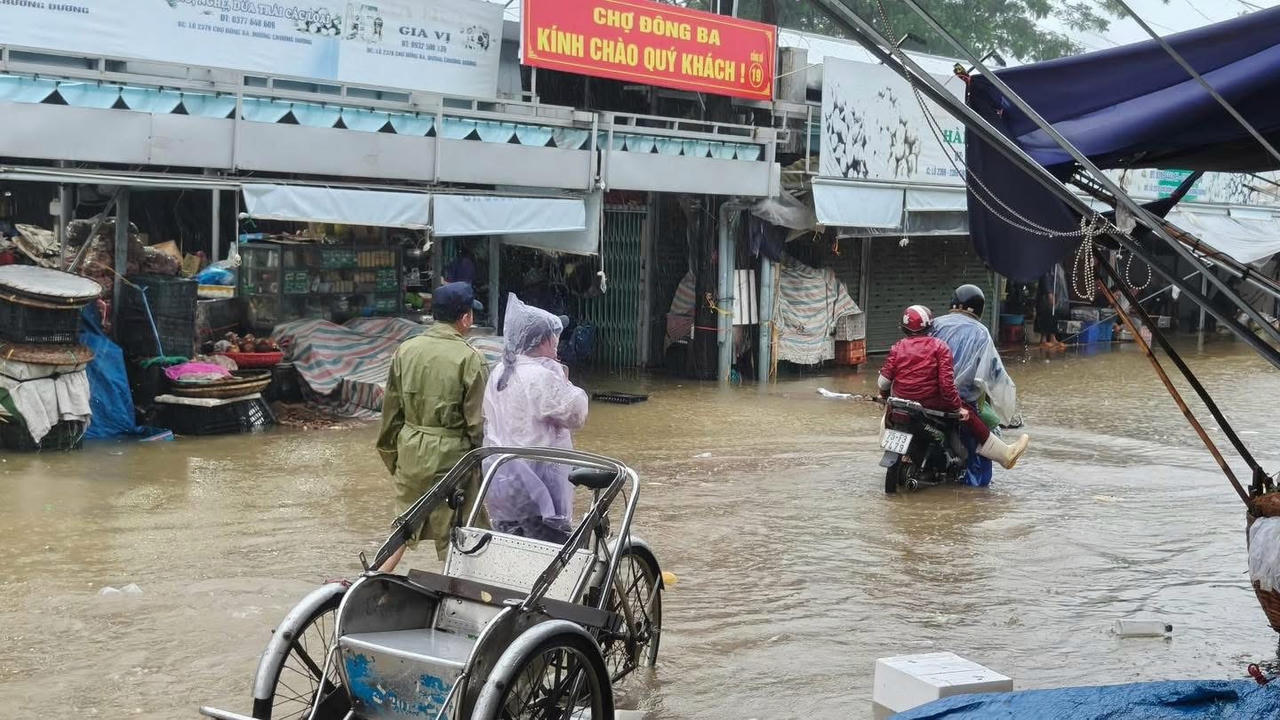 Chợ Đông Ba ngập trong nước.