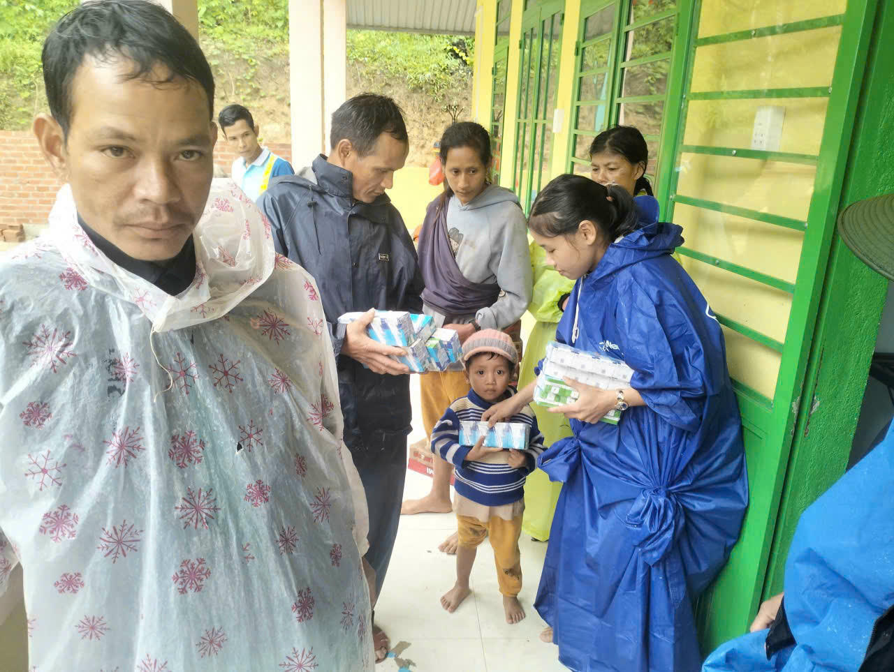 Các lực lượng chức năng có mặt hỗ trợ bước đầu cho người dân