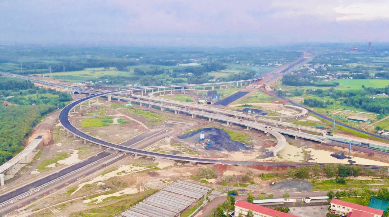 Tiến độ dự án chậm khoảng 17% so với kế hoạch do ảnh hưởng thời tiết và thiếu nguồn vật liệu.