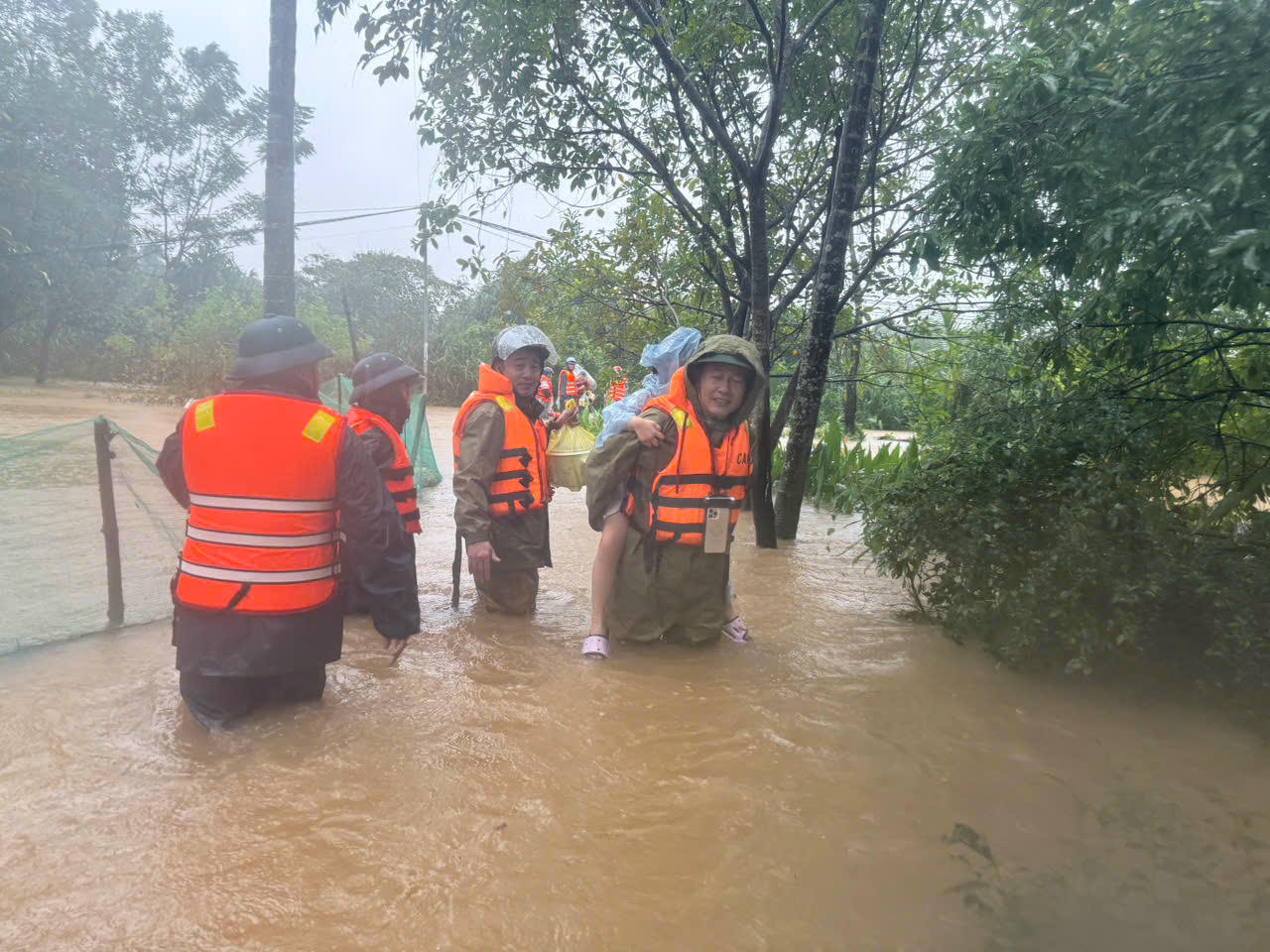 TP Huế ngập sâu trên diện rộng, di dời khẩn hàng trăm hộ dân