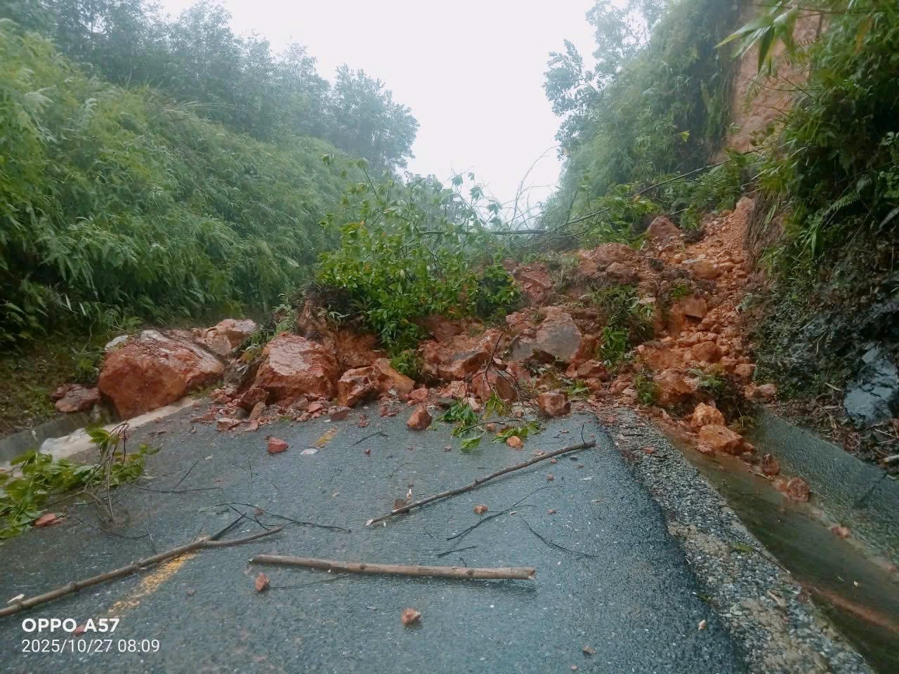 Tuyến quốc lộ 49 đoạn đèo Kim Quy, thôn 4, xã Bình Điền bị sạt lở nghiêm trọng.
