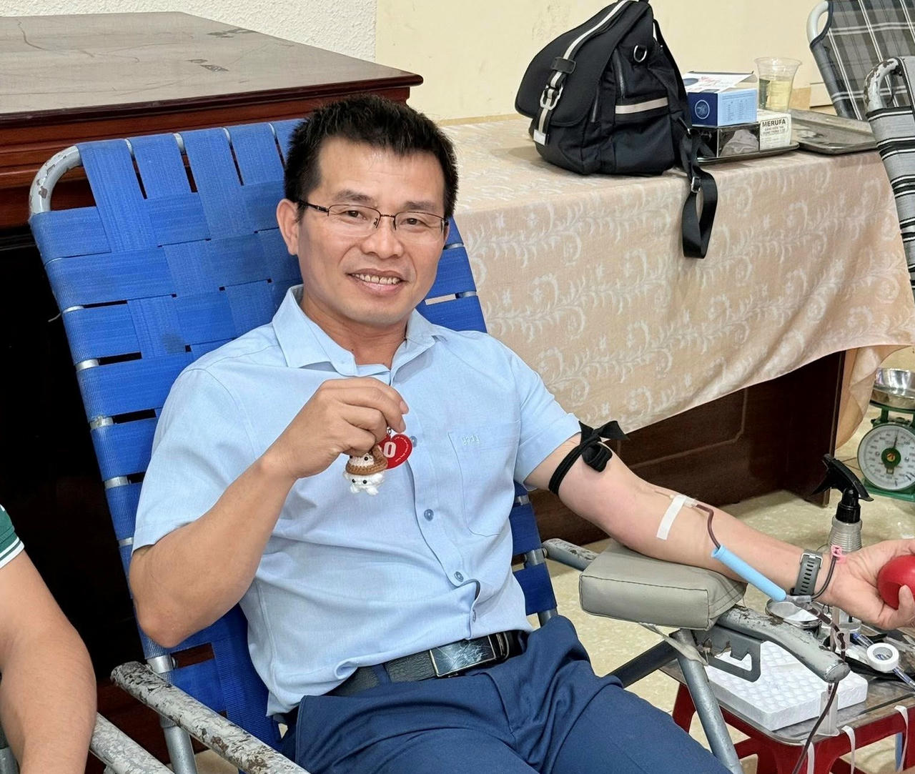 Thầy Tô Viết Vinh - Chánh Văn phòng Phân hiệu, Chủ nhiệm CLB Hiến máu tình nguyện Phân hiệu tham gia hiến máu lần thứ 24