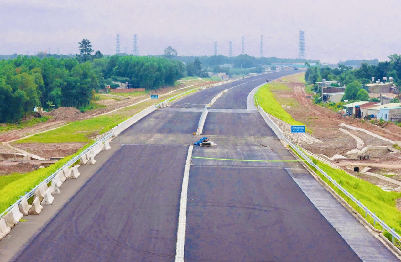 Ban QLDA 85 cho biết sản lượng vượt 70%, nhiều đoạn đã thảm nhựa và hoàn thiện hạ tầng.