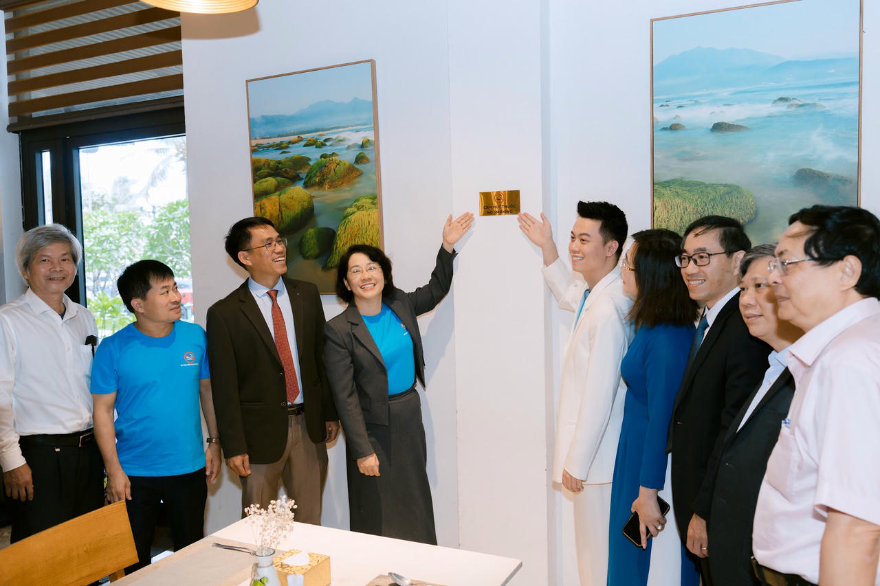 Gắn biển “Cấm hút thuốc" tại các khách sạn, nhà hàng trên địa bàn Đà Nẵng.