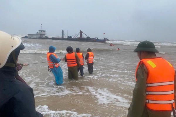 Ứng cứu thành công 4 thuyền viên tàu gặp sự cố trên biển Quảng Trị