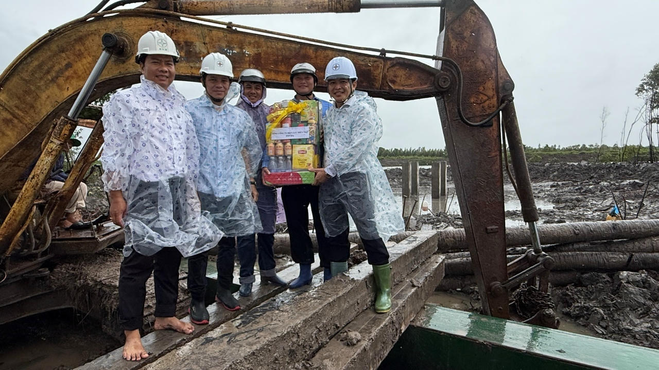 Phó Tổng giám đốc EVNSPC Đào Hoà Bình (ngoài cùng bên phải) tặng quà, động viên lực lượng thi công trên công trường, tỉnh Cà Mau