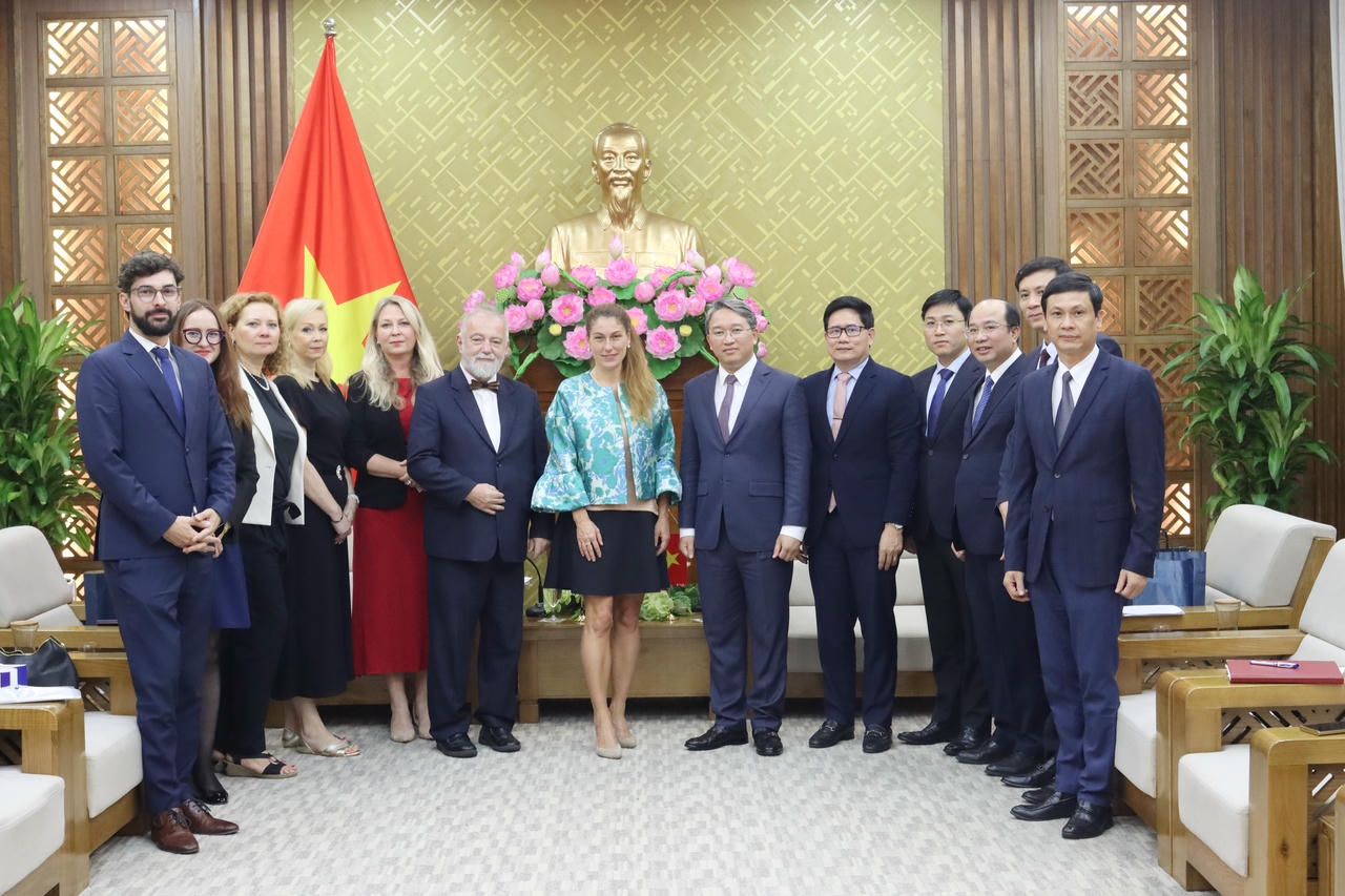 Bộ trưởng Nguyễn Hải Ninh chụp ảnh lưu niệm cùng bà&nbsp;Eva Decroix, Bộ trưởng Tư pháp Cộng hoà Séc và đại biểu hai nước.