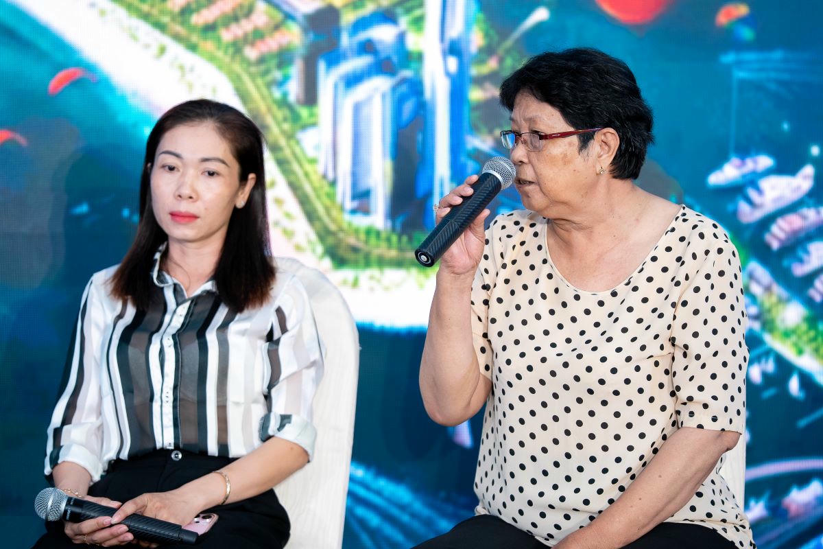 Bà Thể (bên phải) và người dân Cần Giờ không khỏi tự hào và kỳ vọng khi quê hương ngày càng đổi khác  