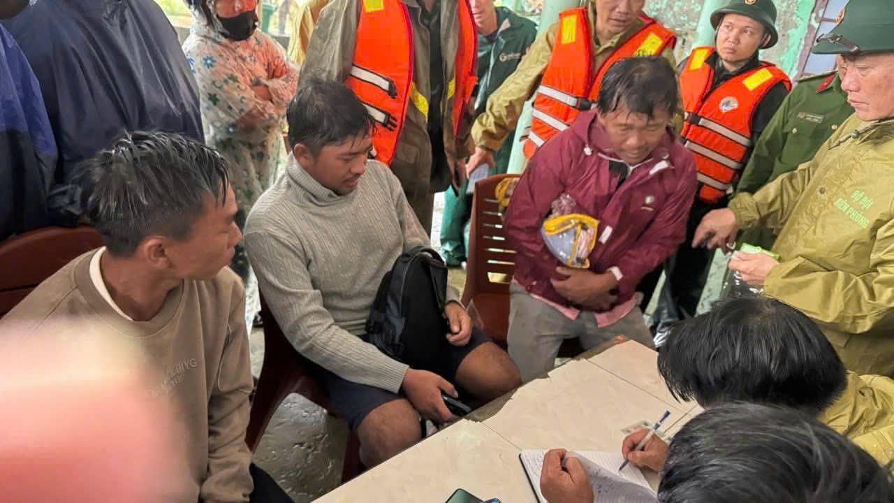 Các thuyền viên được đưa vào bờ an toàn sau khi tàu trôi dạt gần bãi biển Tân Định, xã Ninh Châu.