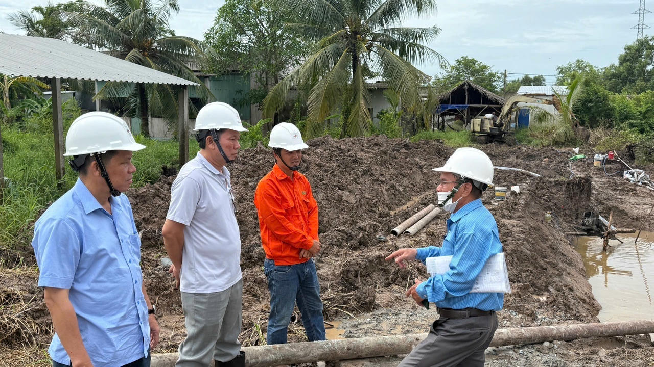 Ông Lâm Xuân Tuấn - Phó Tổng giám đốc EVNSPC (áo trắng) kiểm tra công trường các công trình đầu tư xây dựng trên địa bàn tỉnh Cà Mau