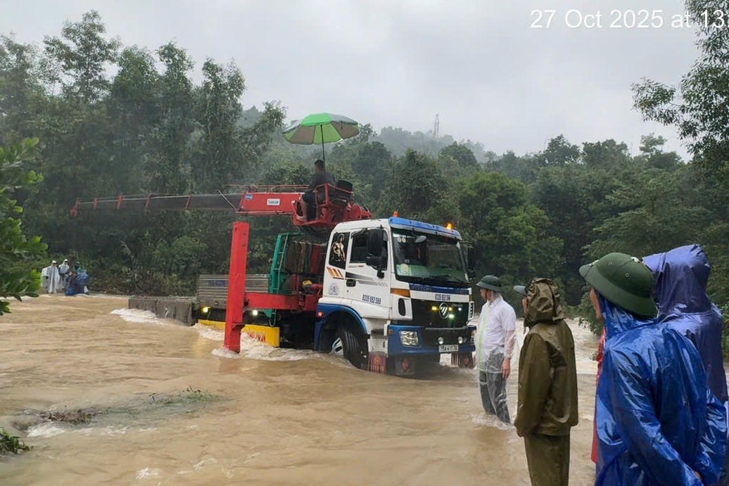 Giải cứu "ngoạn mục" nhóm người đi phát rừng bị mắc kẹt do mưa lũ