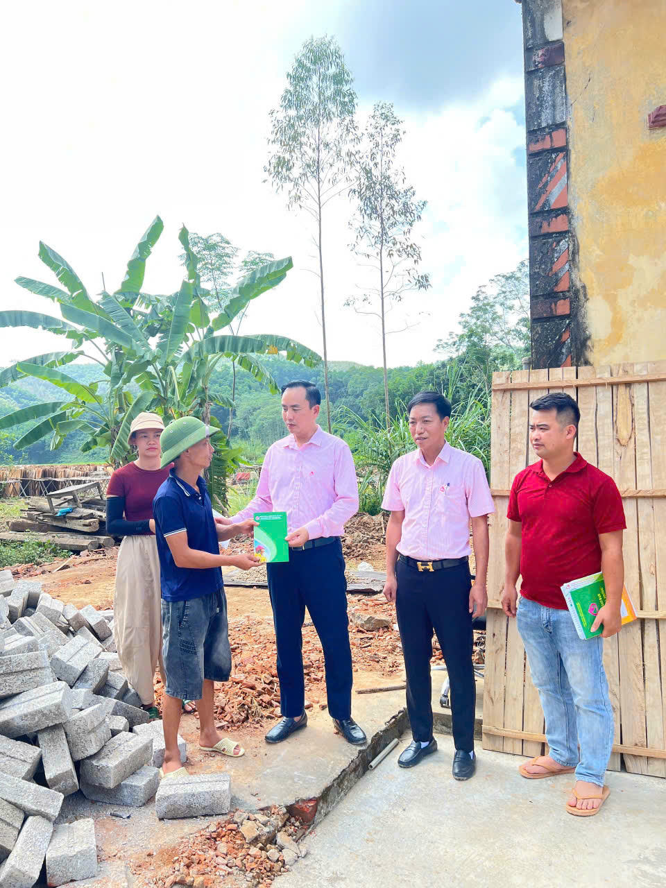 Lãnh đạo và cán bộ tín dụng NHCSXH tỉnh Thái Nguyên luôn đồng hành giúp dân vay vốn , sử dụng vốn vay đúng mục đích , đạt hiệu quả.