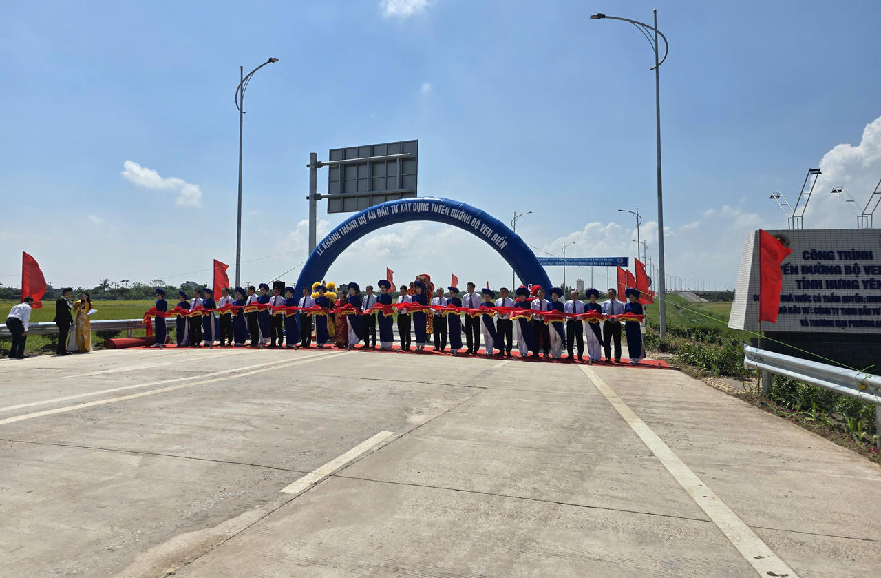 Lãnh đạo tỉnh Hưng Yên và nhà đầu tư thực hiện nghi thức cắt băng khánh thành tuyến đường.