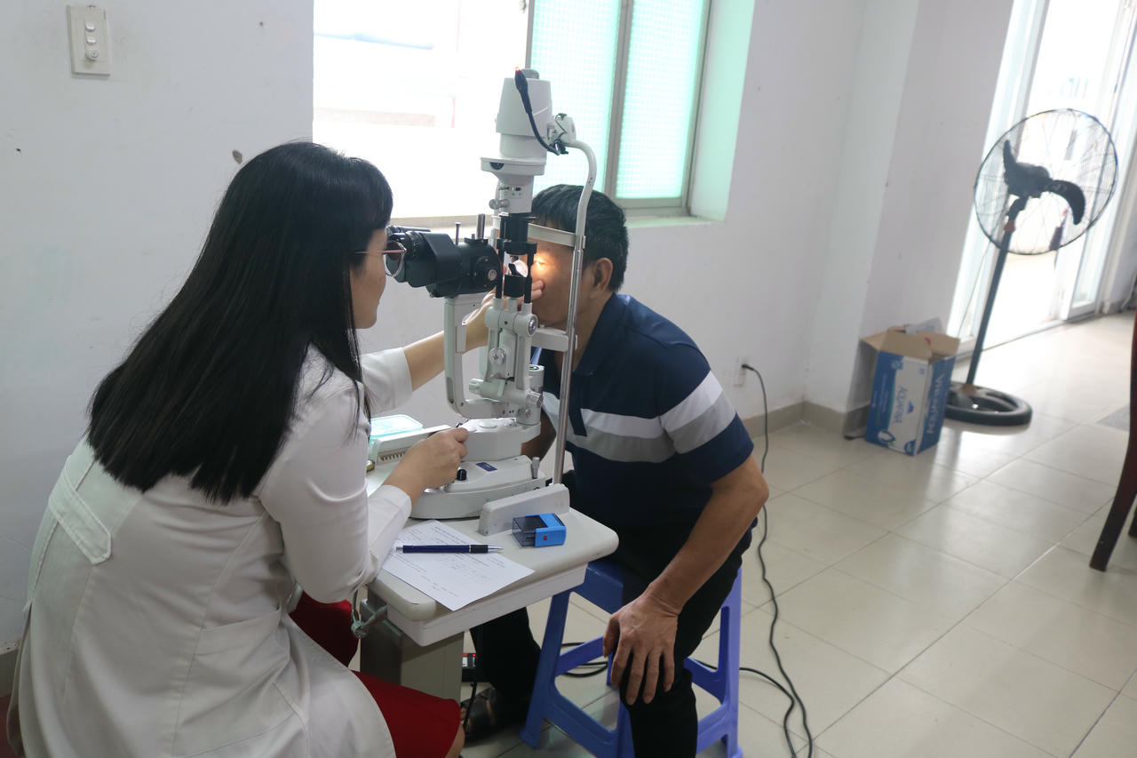 Khám chữa bệnh miễn phí cho người dân giao nộp vũ khí.