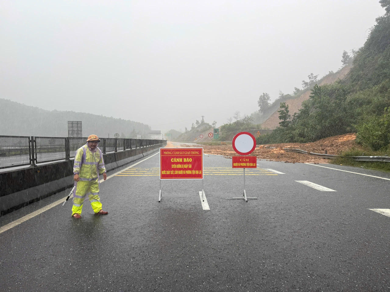 Sạt lở trên cao tốc La Sơn - Tuý Loan.