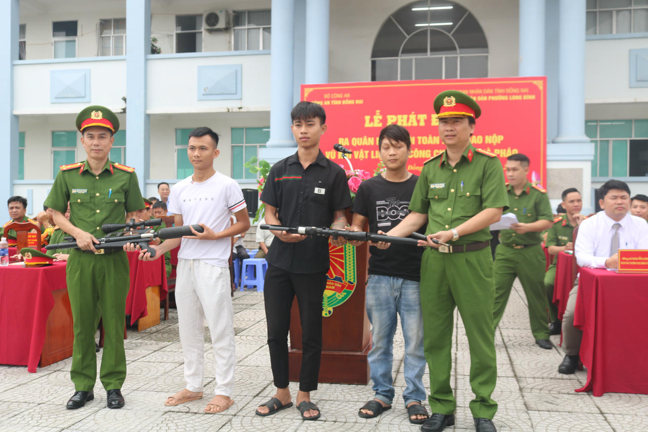 Người dân giao nộp vũ khí ở tại lễ phát động.