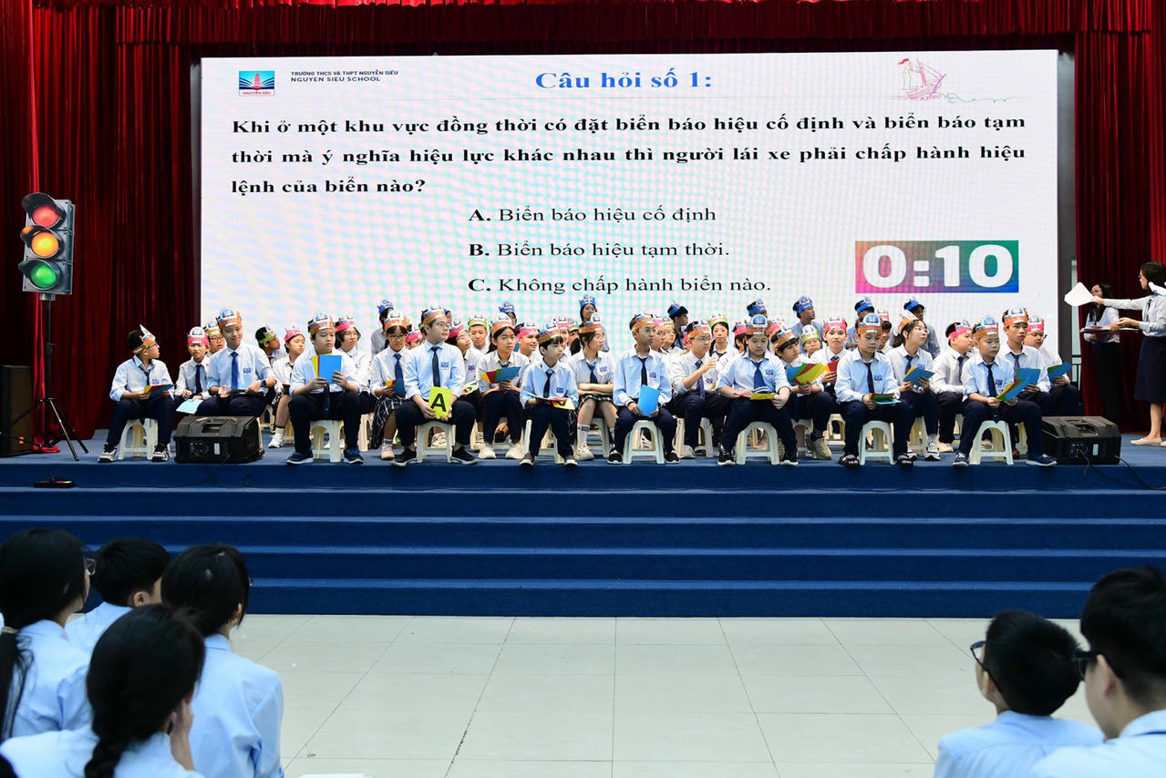 Cuộc thi "Rung chuông vàng" được tổ chức tại trường Nguyễn Siêu nhằm tuyên truyền pháp luật về an toàn giao thông.&nbsp;