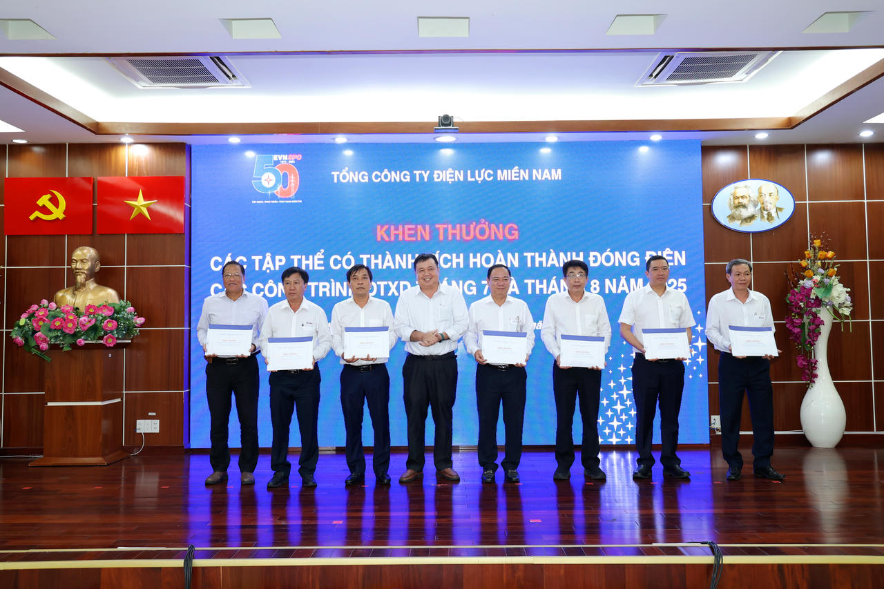 Hàng tháng, EVNSPC tổ chức khen thưởng các tập thể, cá nhân có thành tích trong công tác đóng điện các công trình