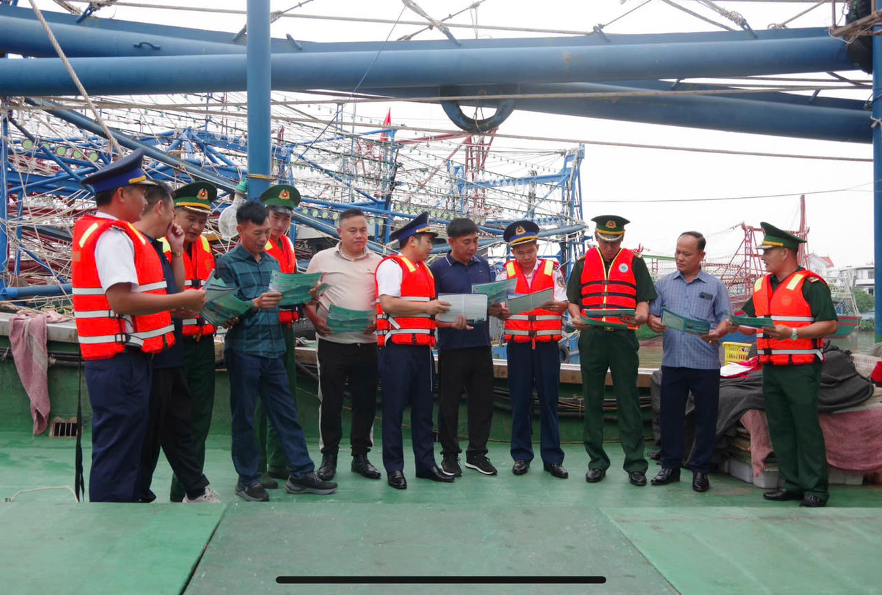 “Hành động thực chất - Gỡ thẻ vàng IUU” - Tăng cường phổ biến, nâng cao ý thức chấp hành pháp luật của ngư dân