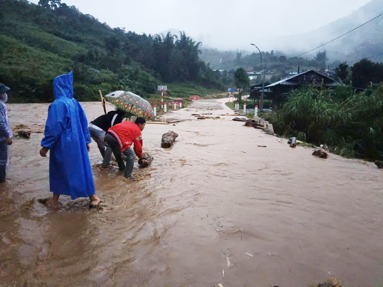 Nhiều tuyến đường và nhà dân ở xã Đăk Plô bị ngập úng sạt lở, người dân phải sơ tán đến nơi an toàn để tránh nguy hiểm.