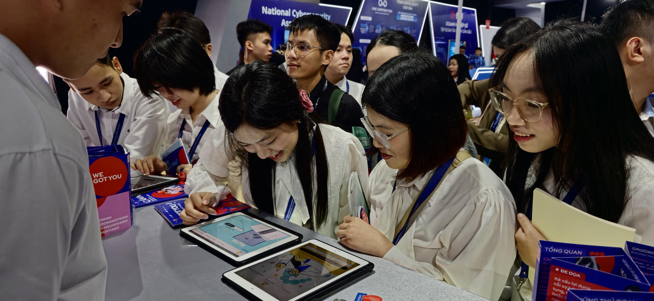  Khách tham quan&nbsp; trải nghiệm bài trắc nghiệm tương tác trên thiết bị điện tử để kiểm tra kiến thức và thực hành kỹ năng nhận diện lừa đảo, xâm hại trực tuyến.