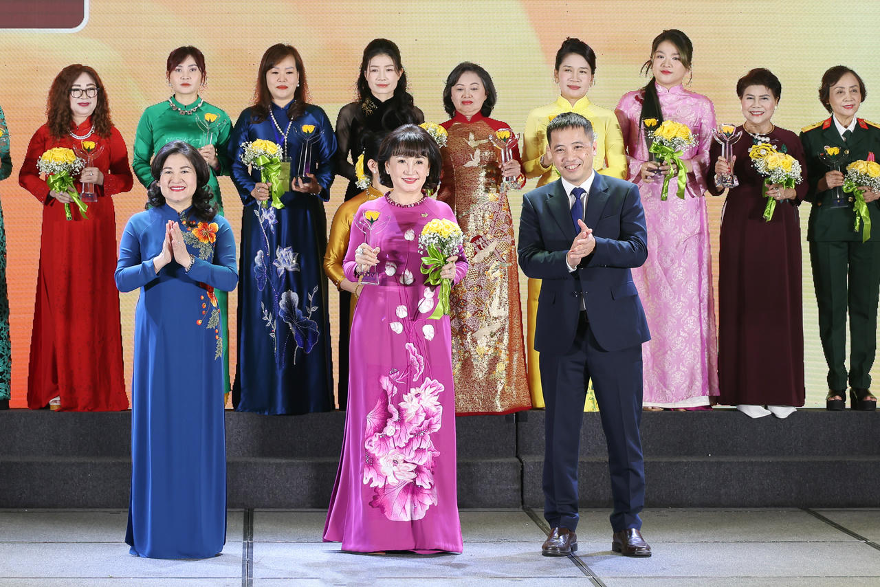 Bà Nguyễn Thị Hà - Thứ trưởng Bộ Nội vụ và ông Đậu Anh Tuấn - Phó Tổng thư ký Liên đoàn Thương mại và Công nghiệp Việt Nam trao tặng danh hiệu “Nữ Doanh nhân Việt Nam tiêu biểu - Bông hồng vàng” năm 2025 đến bà Huỳnh Bích Ngọc - Phó Chủ tịch Thường trực, Tổng Giám đốc Tập đoàn TTC.