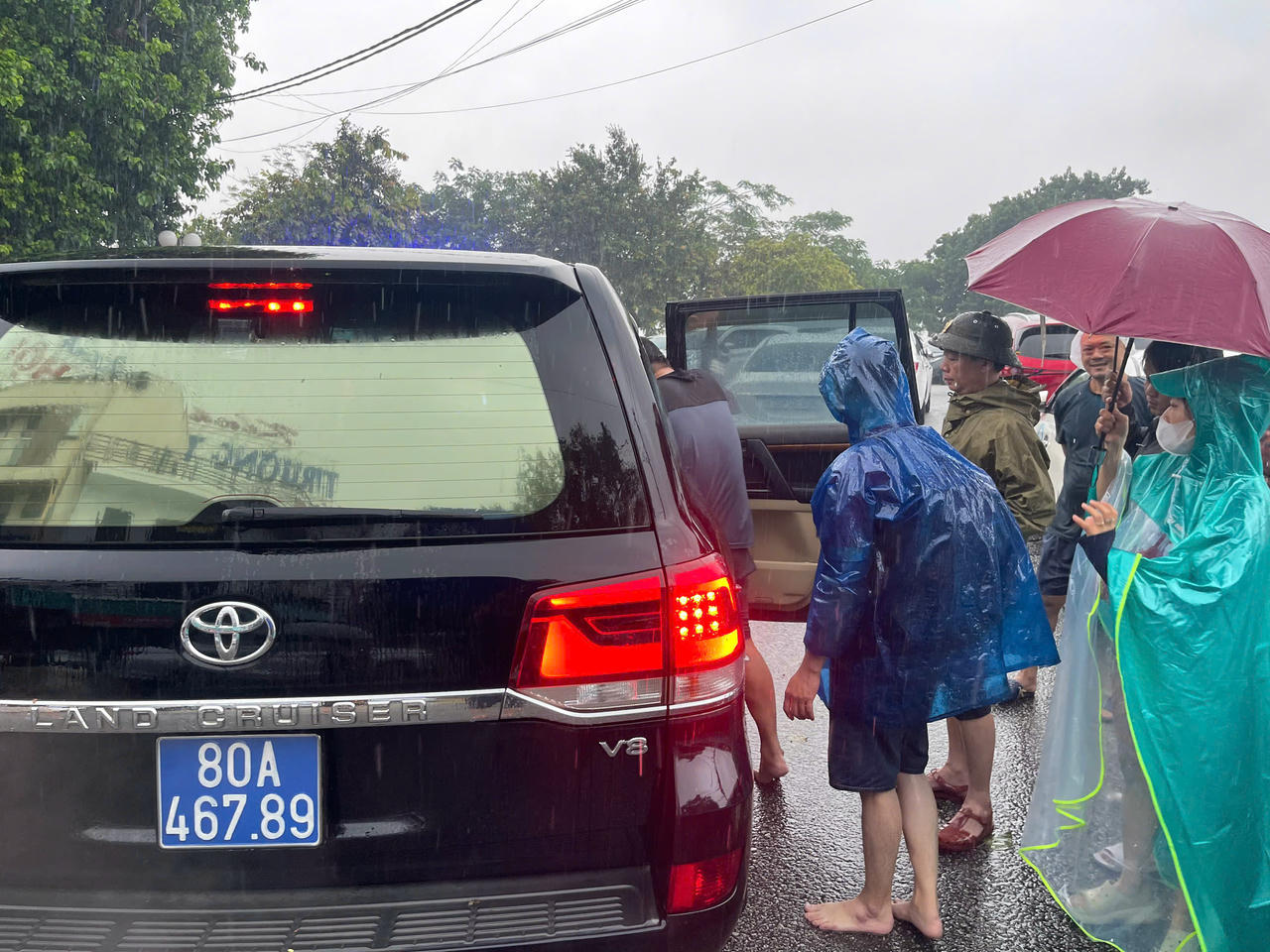 &nbsp;Ông Định chỉ đạo dùng xe công vụ để đưa một bệnh nhân đi cấp cứu gấp