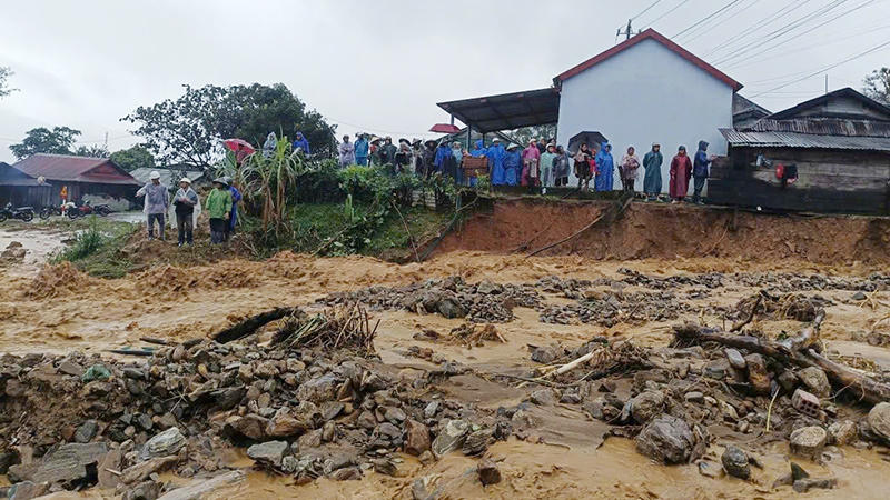 Quảng Ngãi: Gần 500 hộ dân ở xã Đăk Plô bị cô lập do mưa lũ kéo dài