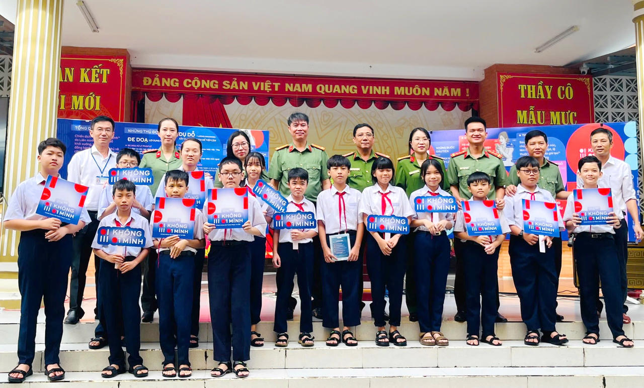 Lực lượng Phòng An ninh mạng và phòng chống tội phạm sử dụng công nghệ cao, Ban Giám hiệu và học sinh cùng lan tỏa khẩu hiệu “Không một mình” tại buổi tuyên truyền.