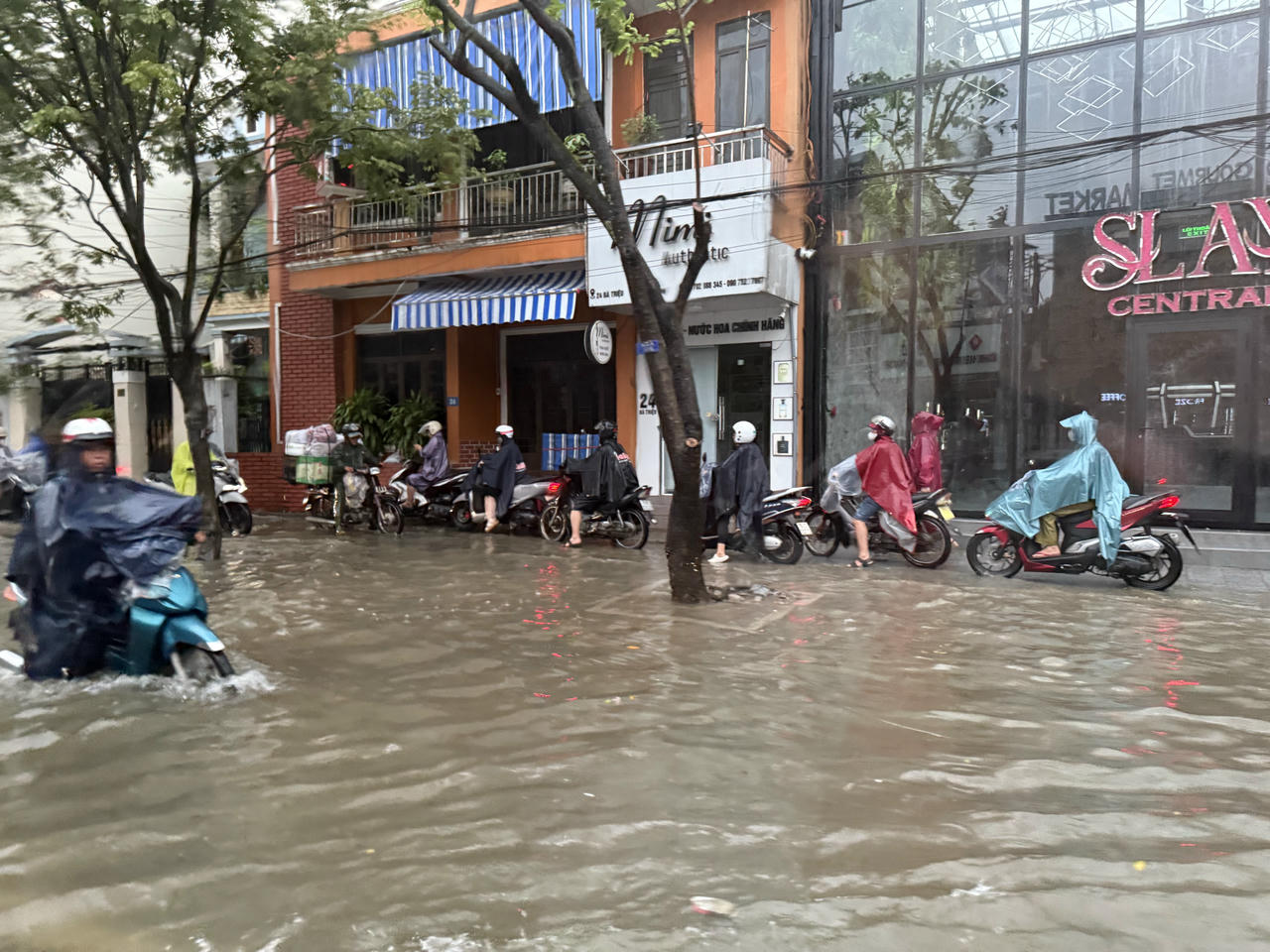 Mưa lớn gây ngập tuyến đường Bà Triệu.