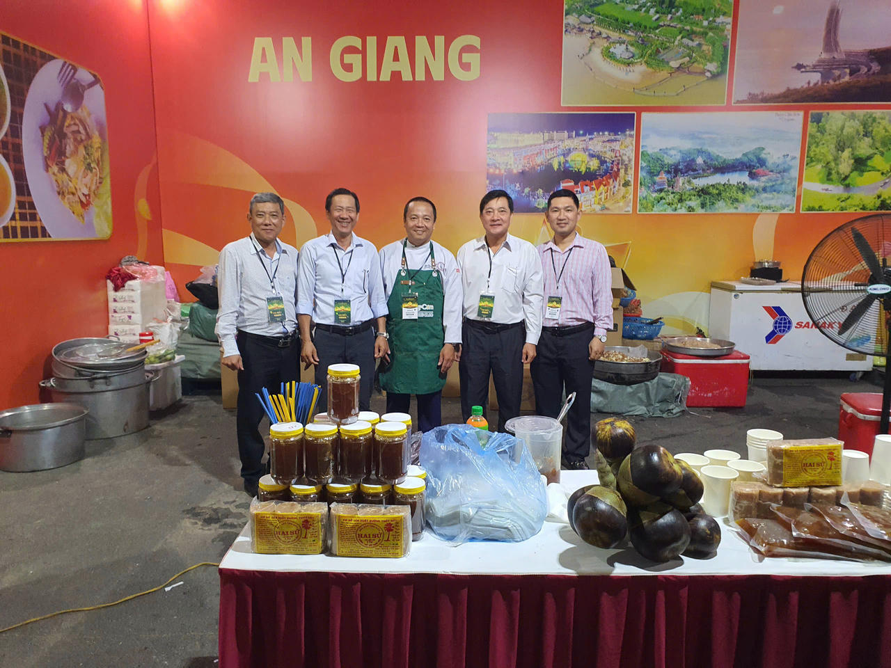 Ông Nguyễn Việt Anh, Phó Giám đốc Trung tâm Xúc tiến Đầu tư, Thương mại và Du lịch An Giang cùng ông Nguyễn Chí Thanh, Phó Giám đốc Sở Du lịch tỉnh An Giang tham quan các gian hàng tại Hội chợ Mùa thu.