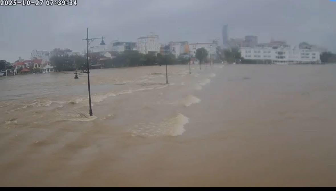 &nbsp;Khu vực Đập Đá, nước sông dâng cao tràn qua cầu, chảy xiết.