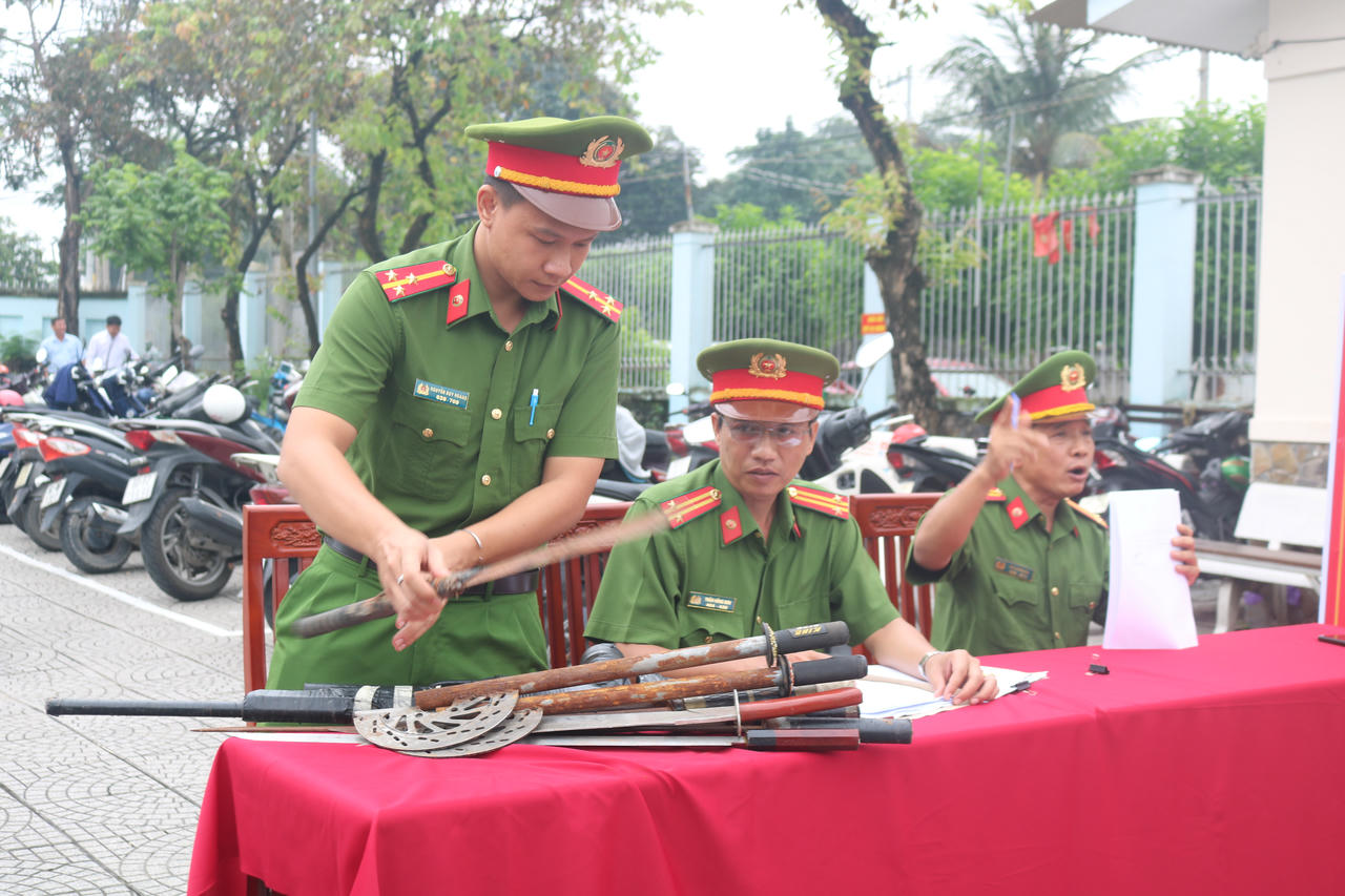 Lực lượng công an đang thống kê số vũ khí mà người dân giao nộp tại buổi lễ.