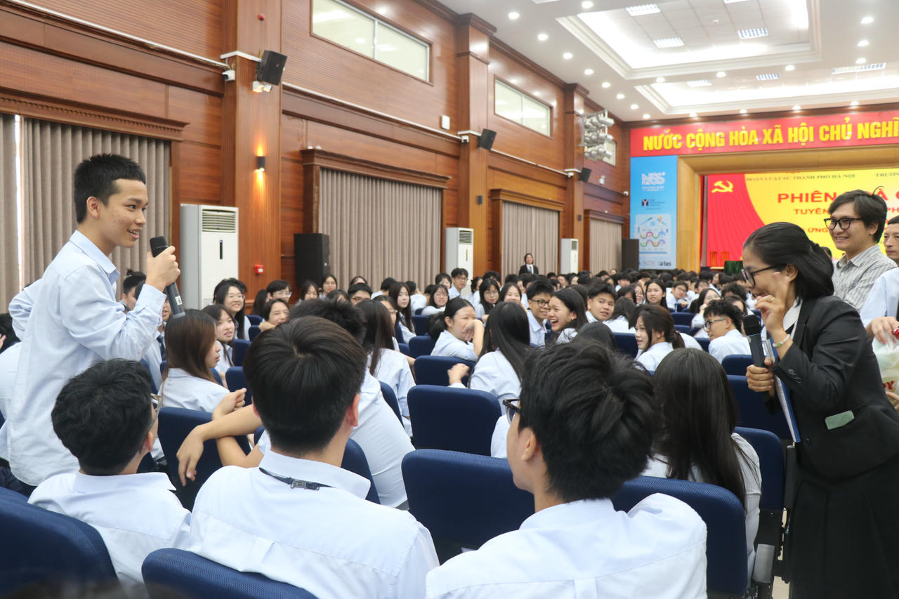 Không khí giao lưu sôi nổi sau "Phiên tòa giả định".