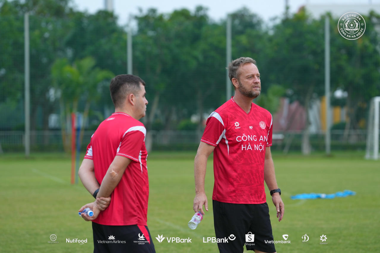 Trận 'derby' của hai đội bóng công an