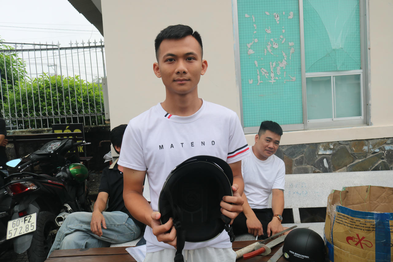 Anh Trần Huy Quyết Thắng, người dân phường Long Bình giao nộp súng nhặt được.