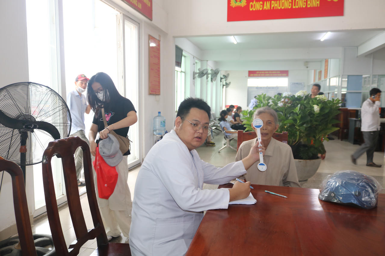  Khám chữa bệnh miễn phí cho người dân giao nộp vũ khí.