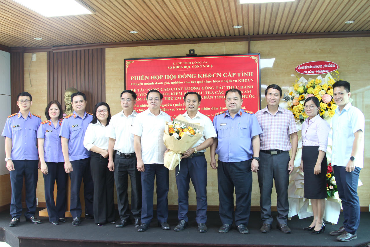 Các đại biểu chụp ảnh lưu niệm sau khi kết thúc buổi nghiệm thu.