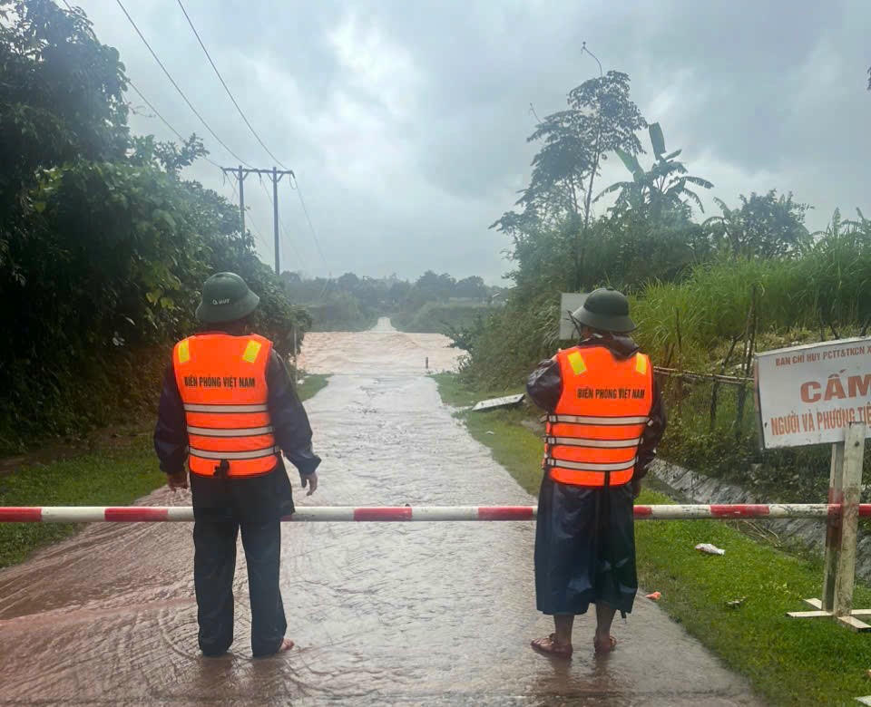 Lực lượng biên phòng túc trực tại điểm cầu tràn ngập sâu, hướng dẫn người dân không qua lại khu vực nguy hiểm trong mưa lớn.