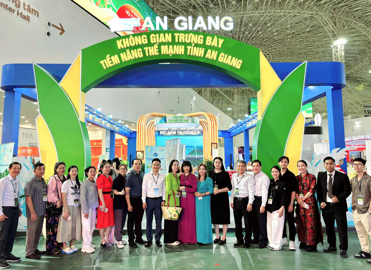 Đại diện Sở, ngành, đơn vị, doanh nghiệp tỉnh An Giang chụp ảnh lưu niệm tại Hội chợ Mùa thu lần thứ I năm 2025.