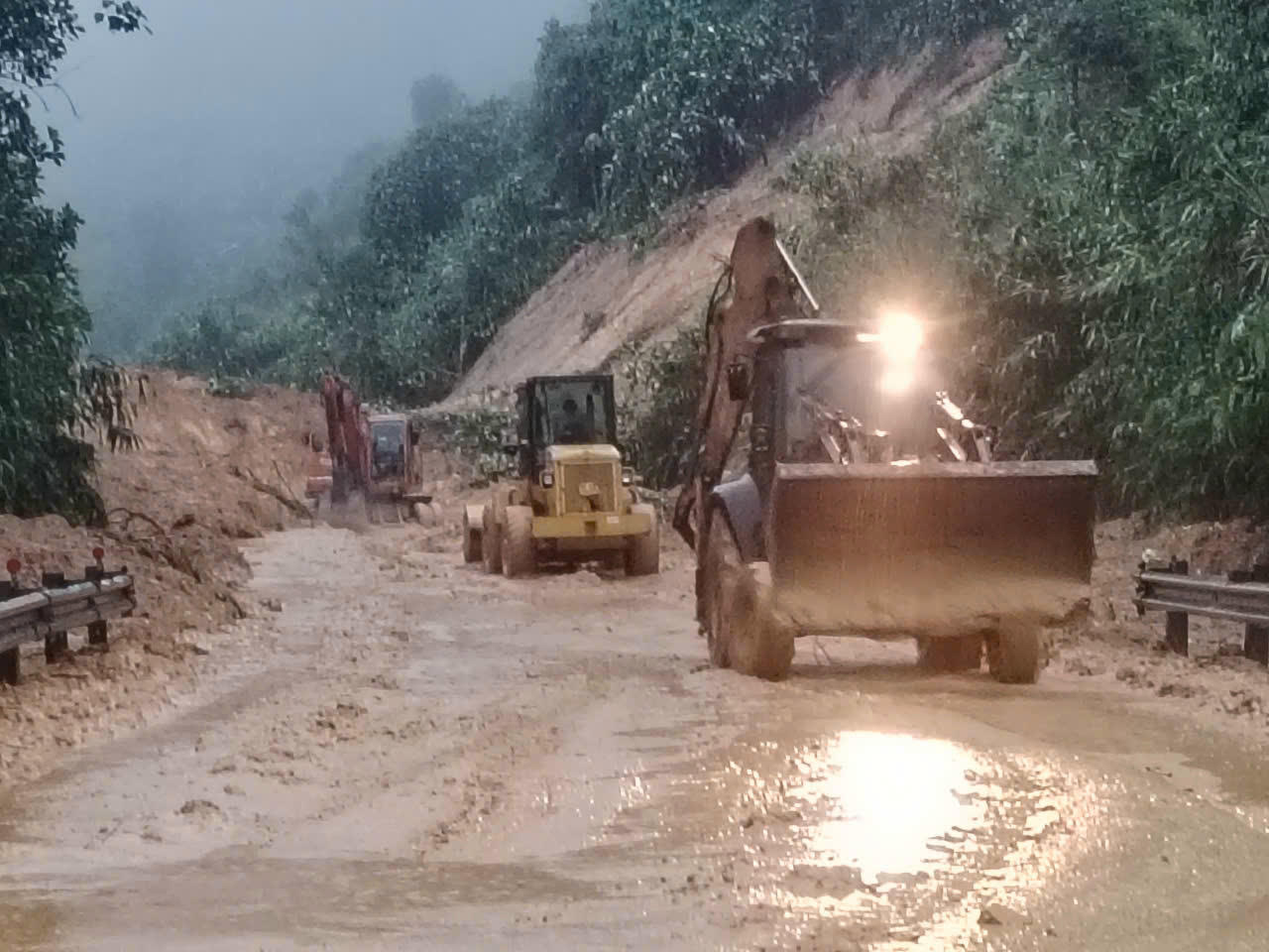 Phân luồng các tuyến giao thông qua địa bàn sạt lở, ngập lụt chia cắt ở miền Trung- Tây Nguyên