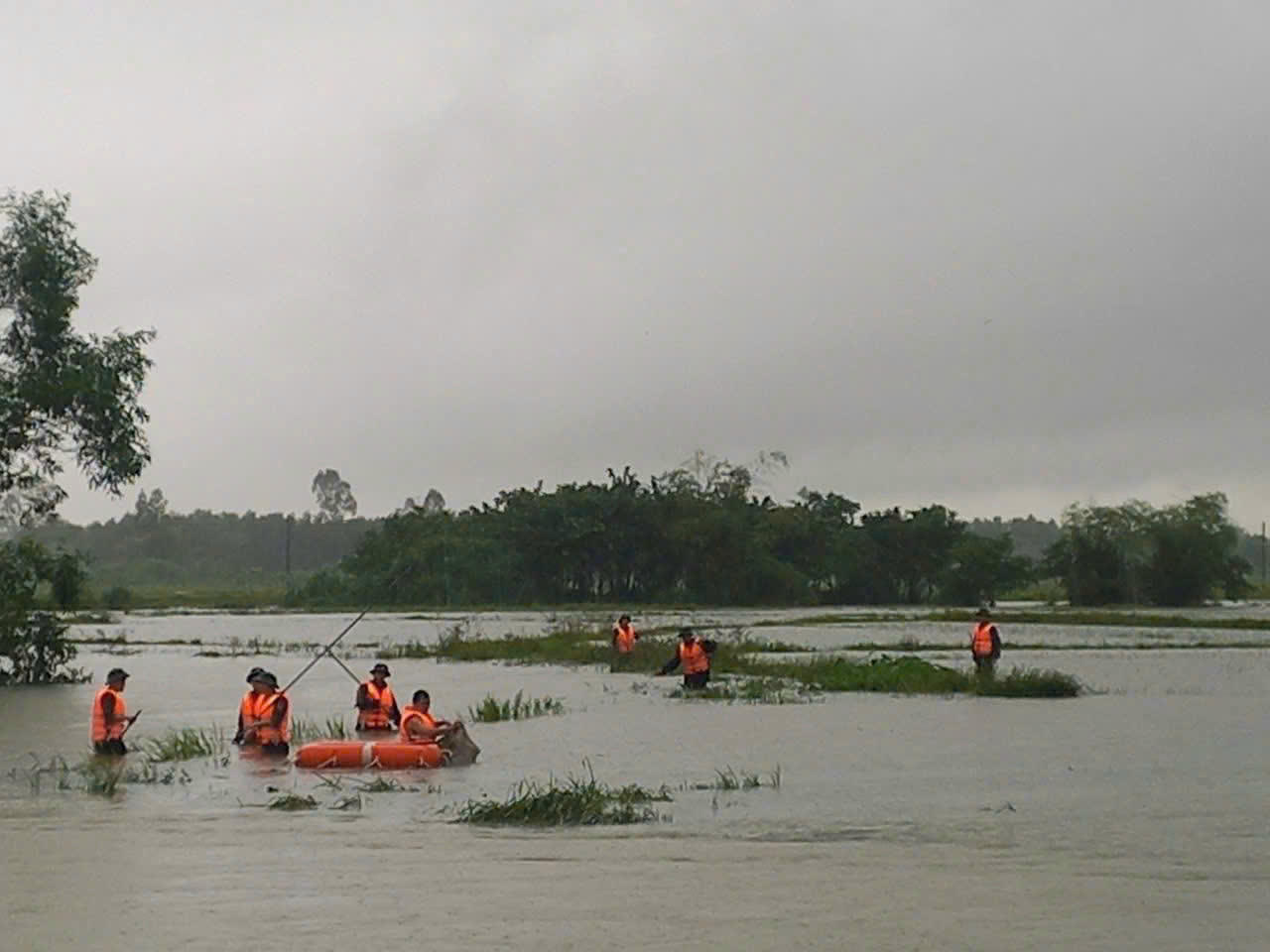 Lực lượng quân khu 5 tiếp cận vùng bị chia cắt.