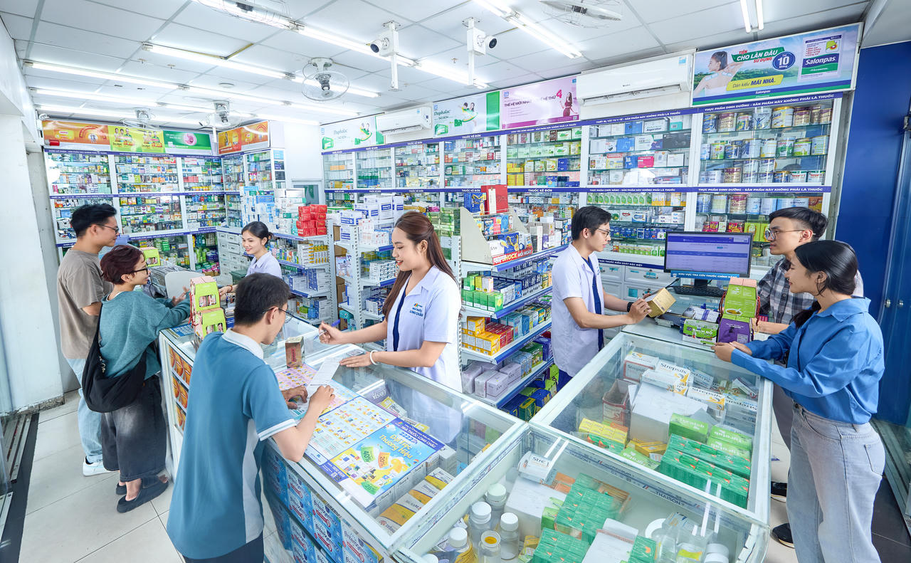 Khách hàng có thể dễ dàng tra cứu các thông tin về sản phẩm tại hệ thống nhà thuốc Long Châu trên toàn quốc.  