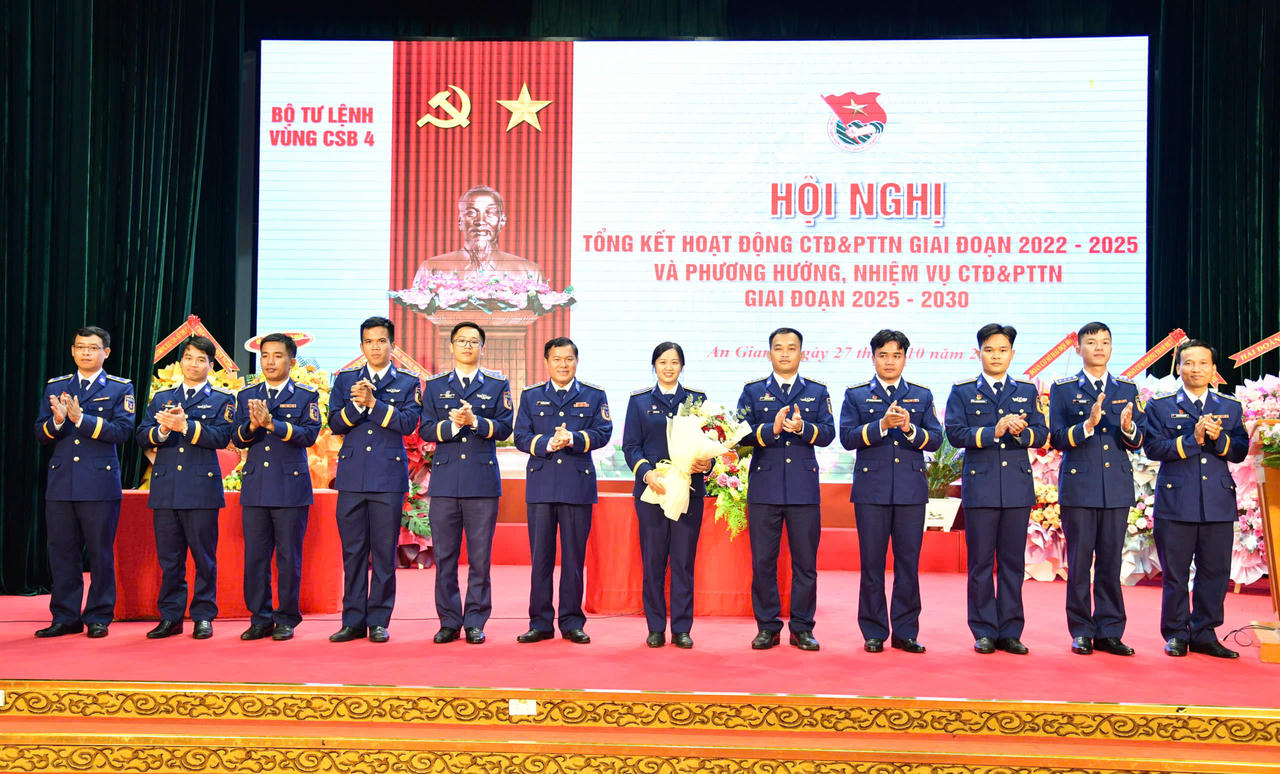 Đoàn đại biểu dự Hội nghị Công tác Đoàn và phong trào thanh niên Cảnh sát biển Việt Nam ra mắt Hội nghị.