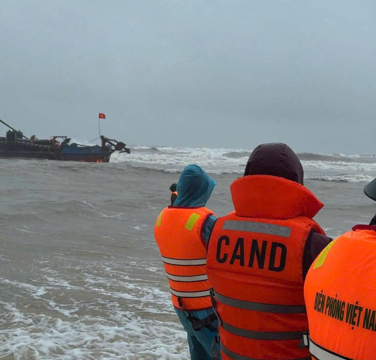 Lực lượng phối hợp cứu hộ tàu vận tải bị sự cố trên biển Ninh Châu, tỉnh Quảng Trị.