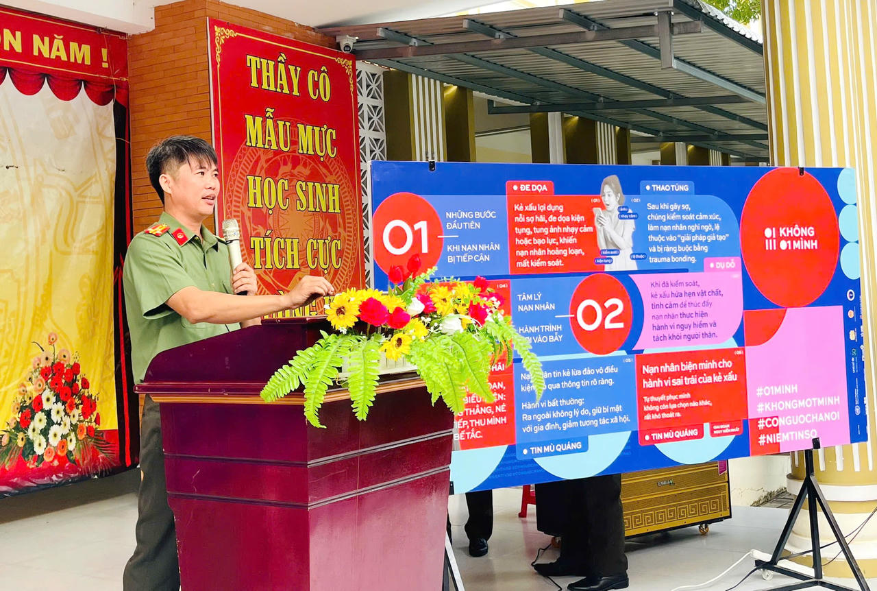 Thượng tá Nguyễn Văn Đương – Phó Trưởng Phòng An ninh mạng và phòng, chống tội phạm sử dụng công nghệ cao, phổ biến phương thức “bắt cóc online” đến thầy cô và học sinh.