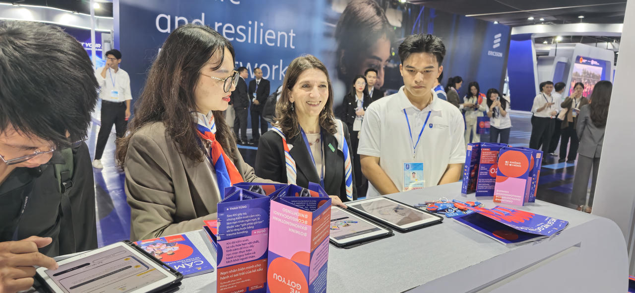 Bà Michaela Bauer - Phó trưởng đại diện Unicef tại Việt Nam tại&nbsp;Không gian trải nghiệm của chiến dịch “Không Một Mình” 