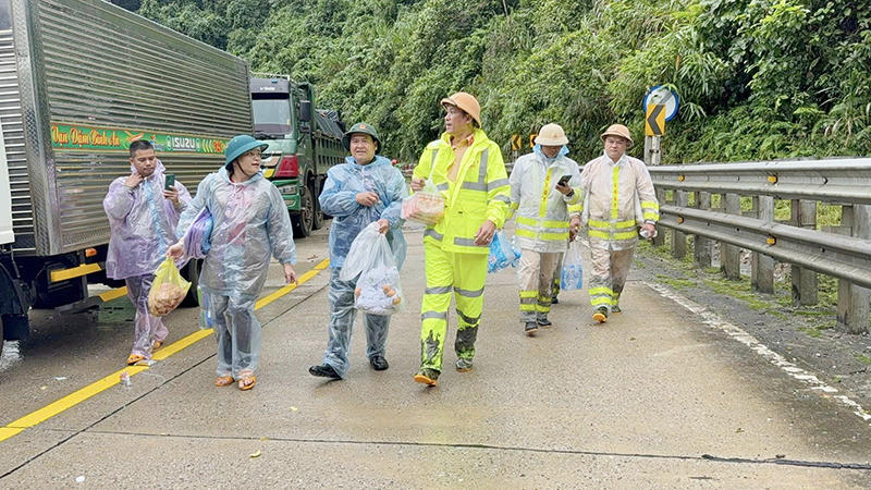 Dùng máy bay không người lái tiếp tế cơm, nước cho hàng chục tài xế mắc kẹt trên đèo Lò Xo ở Quảng Ngãi