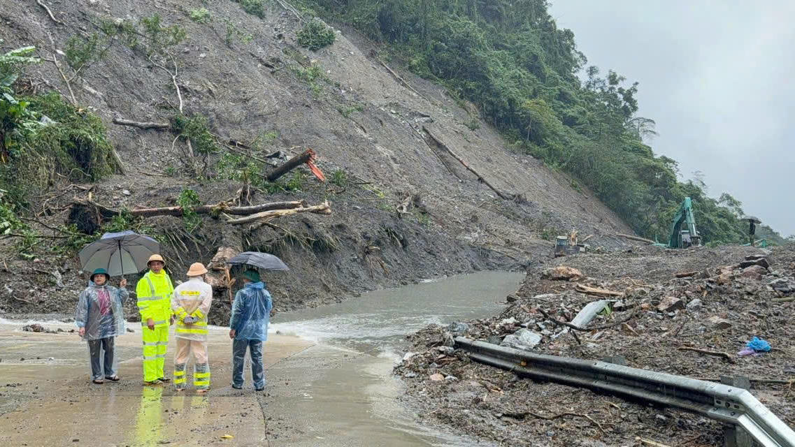 Sạt lở trên đèo Lò Xo thuộc địa phận tỉnh Quảng Ngãi, khiến hàng nghìn khối đất đá tràn xuống đường gây chia cắt giao thông hoàn toàn.