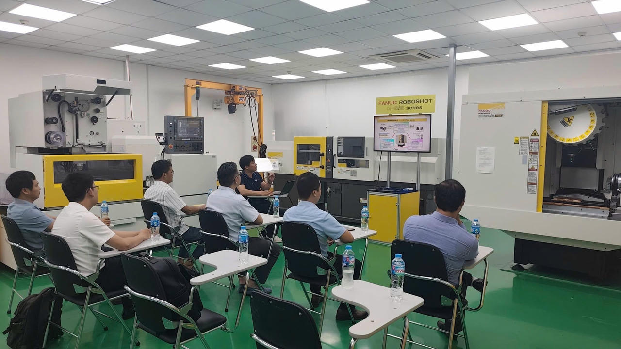 Đoàn giảng viên Trường Đại học Hải Phòng tham quan và trải nghiệm thực tế tại Công ty hàng đầu trong lĩnh vực robot công nghiệp.